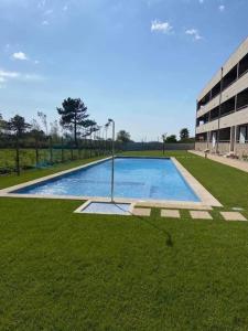 une grande piscine au milieu d'un champ dans l'établissement AgrelaBeach, à Marinhas
