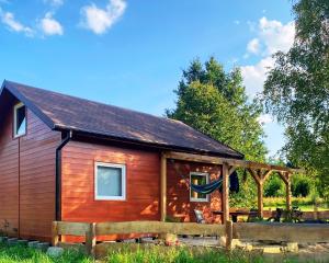 a cabin with a fence in front of it at Domek Betula Izerska in Świeradów-Zdrój