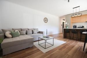 Η κουζίνα ή μικρή κουζίνα στο Luxury Landing 4 - centrally located accomodation with private parking Targu Mures +29 φωτογραφίες