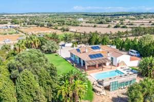 an aerial view of a house with a swimming pool at Bell Veure in Ciutadella