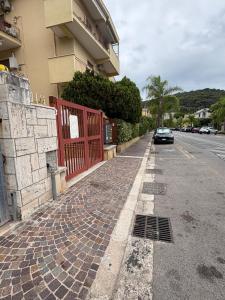een auto geparkeerd in een straat naast een gebouw bij Alloggio Turistico Mare Blu Gaeta in Gaeta