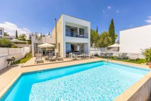 Swimmingpoolen hos eller tæt på Villa Latchi View