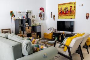 a living room with a couch and a tv at Casa da Viajante in Fronteira