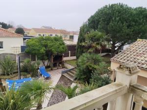an aerial view of a garden with chairs and trees at Villa Les Arts in Talmont