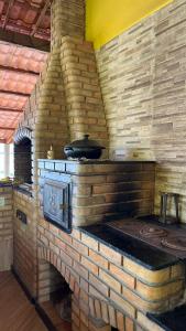 a brick oven with a pot on top of it at Paraiso da Lagoa in Estância