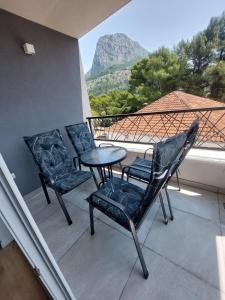 Cảnh núi rừng hoặc tầm nhìn ra núi từ căn hộ