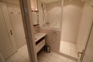 Kupatilo u objektu 2 bedroom & studio Palais Royal 2 mins from Croisette and Carlton