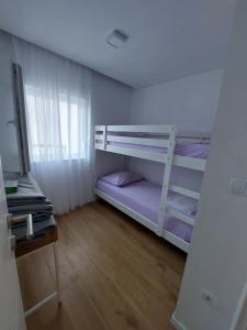 Giường trong phòng chung tại Apartments Bevanda +44 ảnh