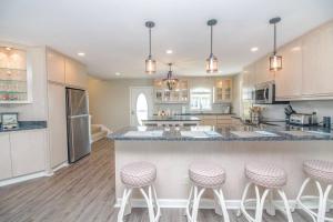 Dapur atau dapur kecil di Harbor Point Ocean Front Beach Estate