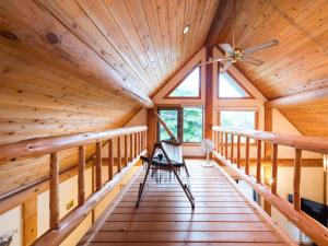 Una cámara en un trípode en un balcón de madera en una cabaña de troncos en 八ヶ岳 HOKUTO BASE -Yatsugatake-, en Hokuto 22 fotos más