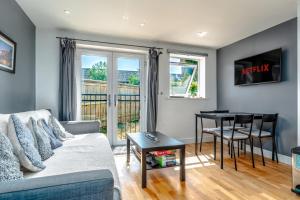 Ruang duduk di Cozy 2BR flat near Stonehenge w/ Juliette balcony