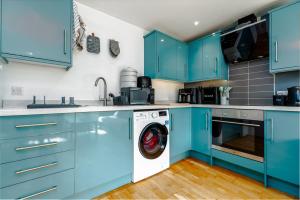 Η κουζίνα ή μικρή κουζίνα στο Cosy pet-friendly retreat near Stonehenge +2 φωτογραφίες