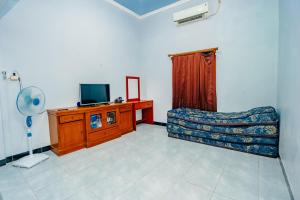 Μια τηλεόραση ή/και κέντρο ψυχαγωγίας στο Guest House Mantingan