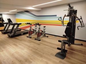 a gym with three exercise bikes in a room at Monoambiente confortable y céntrico en Montevideo in Montevideo