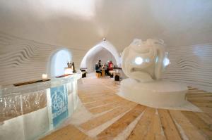 a room with a white vase on the floor at Tiny Lodge by Iglu-Dorf Gstaad in Hornkessel
