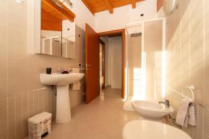 un baño con lavabo e inodoro en Rho Fiera Home, graziosa e confortevole, con parcheggio interno privato gratuito, en Rho 14 fotos más