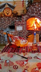 Ένα ή περισσότερα κρεβάτια σε δωμάτιο στο Casa Traditionala Nicolas