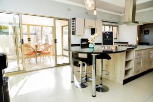 Η κουζίνα ή μικρή κουζίνα στο EMC Luxury 4BR Villa ,Pool, Solar , Starlink Wifi