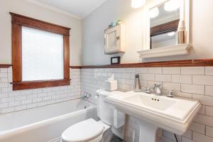 een badkamer met een wastafel, een toilet en een spiegel bij Boscobel Bungalow in Nashville +23 foto's