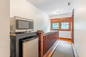 een keuken met een magnetron en een televisie op een aanrecht bij Boscobel Bungalow in Nashville