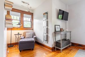 een woonkamer met een stoel en een tv bij Boscobel Bungalow in Nashville