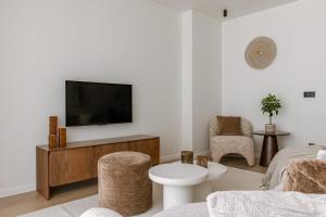 TV a/nebo společenská místnost v ubytování Elegant Design Apartment Liselot Near the Beach + 49 fotografií