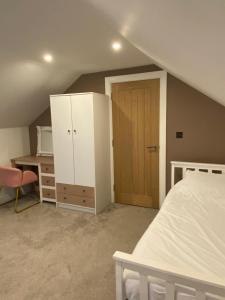 Schlafzimmer mit einem Bett, einem Schreibtisch und einer Mikrowelle in der Unterkunft Riverside Cottage in Square