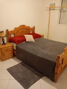 Un dormitorio con una cama grande y una mesita de noche. en Samoura perla, en Agadir