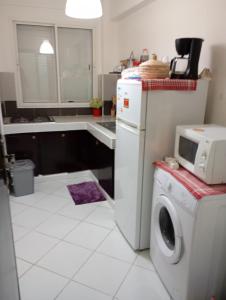 una cocina con lavadora y microondas en Samoura perla, en Agadir