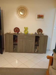 un mostrador en una habitación con un espejo en la pared en Samoura perla, en Agadir