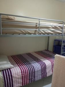 Litera con manta a rayas en la litera inferior en Samoura perla, en Agadir