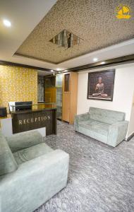 een lobby met 2 banken en een receptie bij Hotel Liv By Yellow Bells in Hyderabad