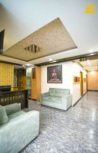 een kamer met twee banken en receptie bij Hotel Liv By Yellow Bells in Hyderabad