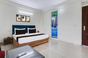 een slaapkamer met een kingsize bed en een raam bij Hotel O THE AEROSITY in New Delhi