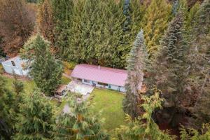 una vista aérea de una casa en medio de un bosque en Cascade River Bungalow in the North Cascades, en Marblemount