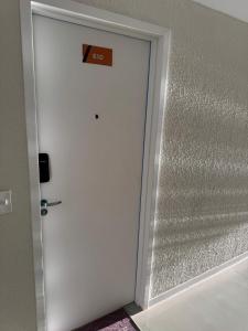 een witte deur met een bord erop bij Studio V Ininga - 610 in Teresina +16 foto's