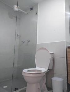 Bilik mandi di Habitación con cama semidoble y balcón privado +7 gambar