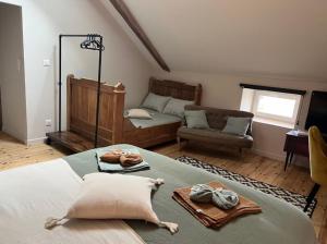 a living room with a bed and a couch at Au Pressoir de Boisy in Pouilly-les-Nonains