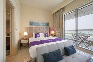 Un dormitorio con una cama grande y un sofá. en Elegant Studio apartment in Avanti Tower Business Bay, en Dubái 11 fotos más