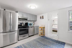 Η κουζίνα ή μικρή κουζίνα στο Private Entrance, 2BR 2BA in Vibrant Neighborhood!