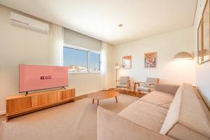 Una sala de estar con un sofá y un televisor de pantalla plana. en GuestReady - Republic Apartments, en Lisboa