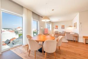 Un comedor y una sala de estar con mesa y sillas. en GuestReady - Republic Apartments, en Lisboa 62 fotos más