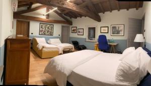 a bedroom with two beds and a couch at B e B Villa Livia in Rolo