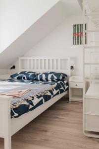 En eller flere senge i et værelse på Latova Chic NEW Luxury Apartments - Prime location