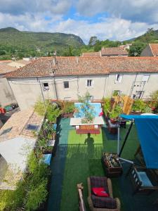 an aerial view of a backyard with a garden at La Belle Vue in Ganges
