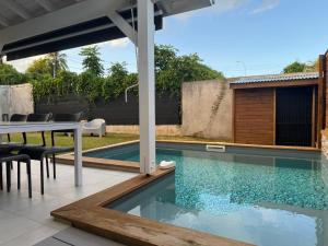 Bazén v ubytování Villas Kanisi 2 et 3 chambres, piscines privatives nebo v jeho okolí