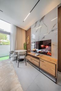 Η κουζίνα ή μικρή κουζίνα στο Amazing Studio With Balcony in Riff, Aljada