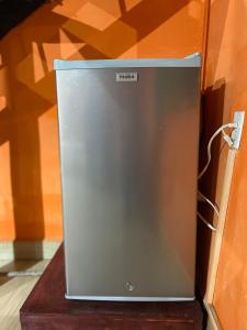 ein Laptop-Computer auf einem Holztisch in der Unterkunft Espacio privado muy cerca del centro in Guanajuato