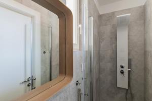 Et badeværelse på Latova Chic NEW Luxury Apartments - Prime location + 81 billeder