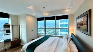 En eller flere senge i et værelse på Centaurus Two bedroom Mountain View Apartment + 60 billeder